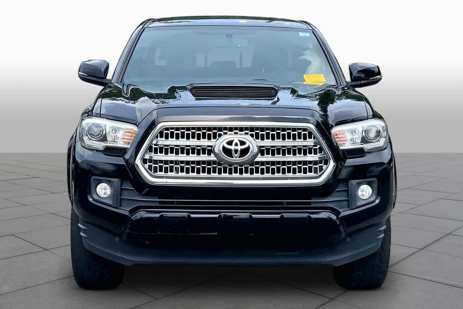 Used 2017 Toyota Tacoma TRD Sport w/ Tow Package RWD image 4
