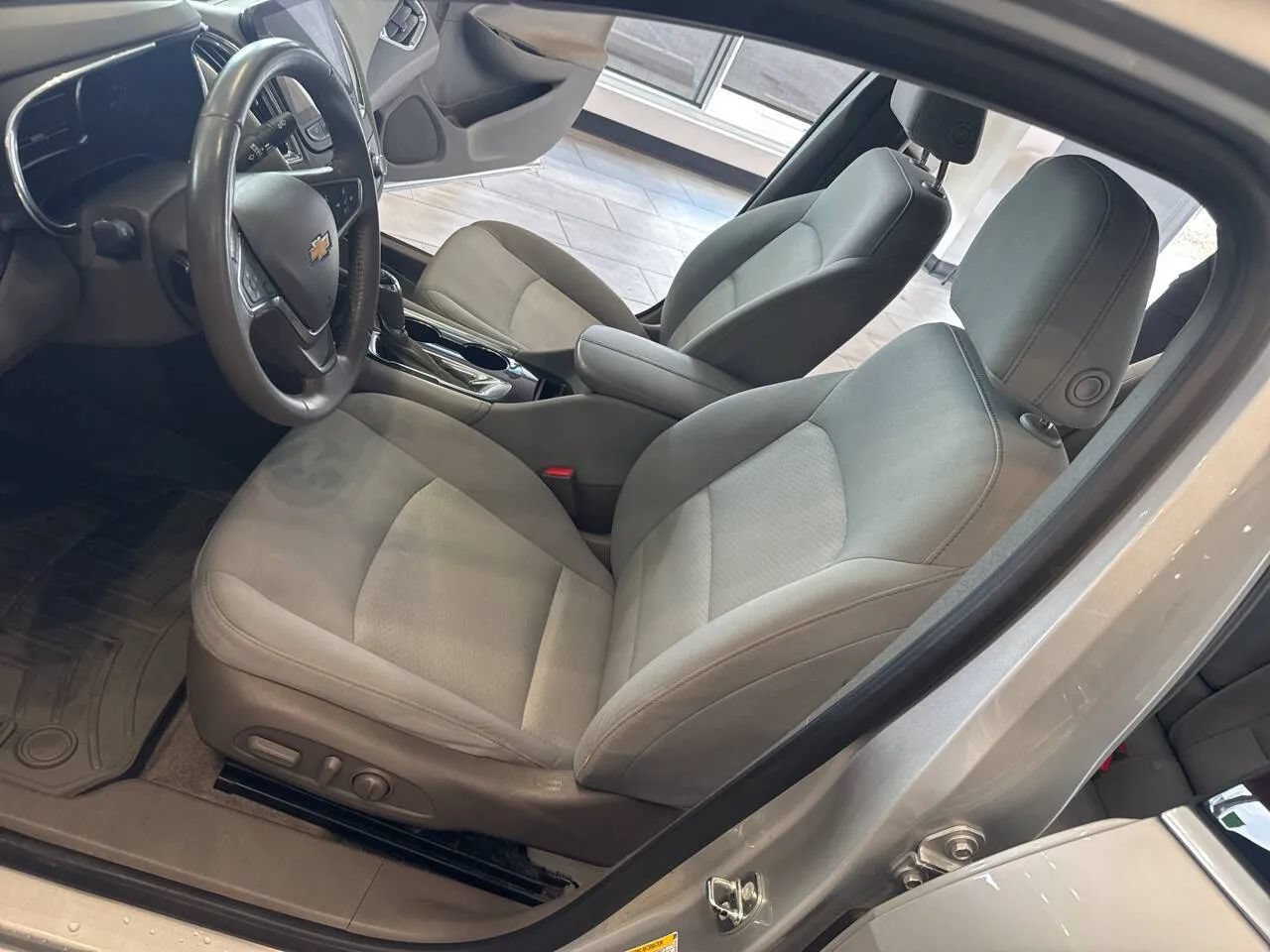 Used 2018 Chevrolet Malibu LT FWD image 23