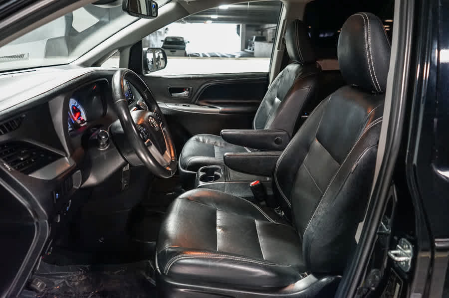 Used 2018 Toyota Sienna SE w/ Carpet Mat Package FWD image 18