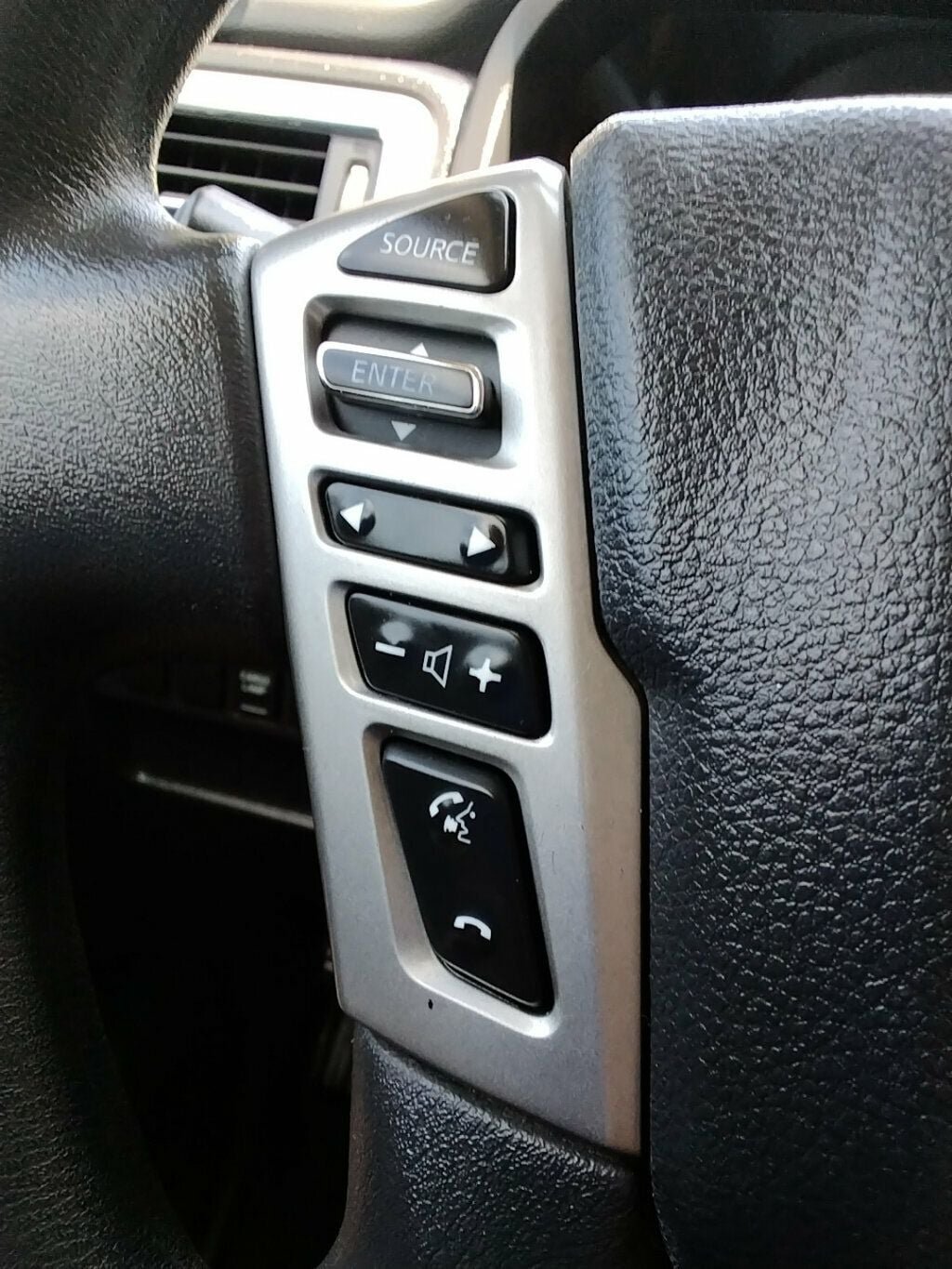 Used 2018 Nissan Titan SV RWD image 11