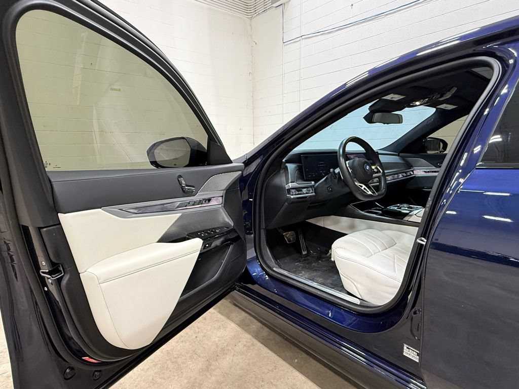 Used 2023 BMW i7 xDrive60 AWD/4WD image 30