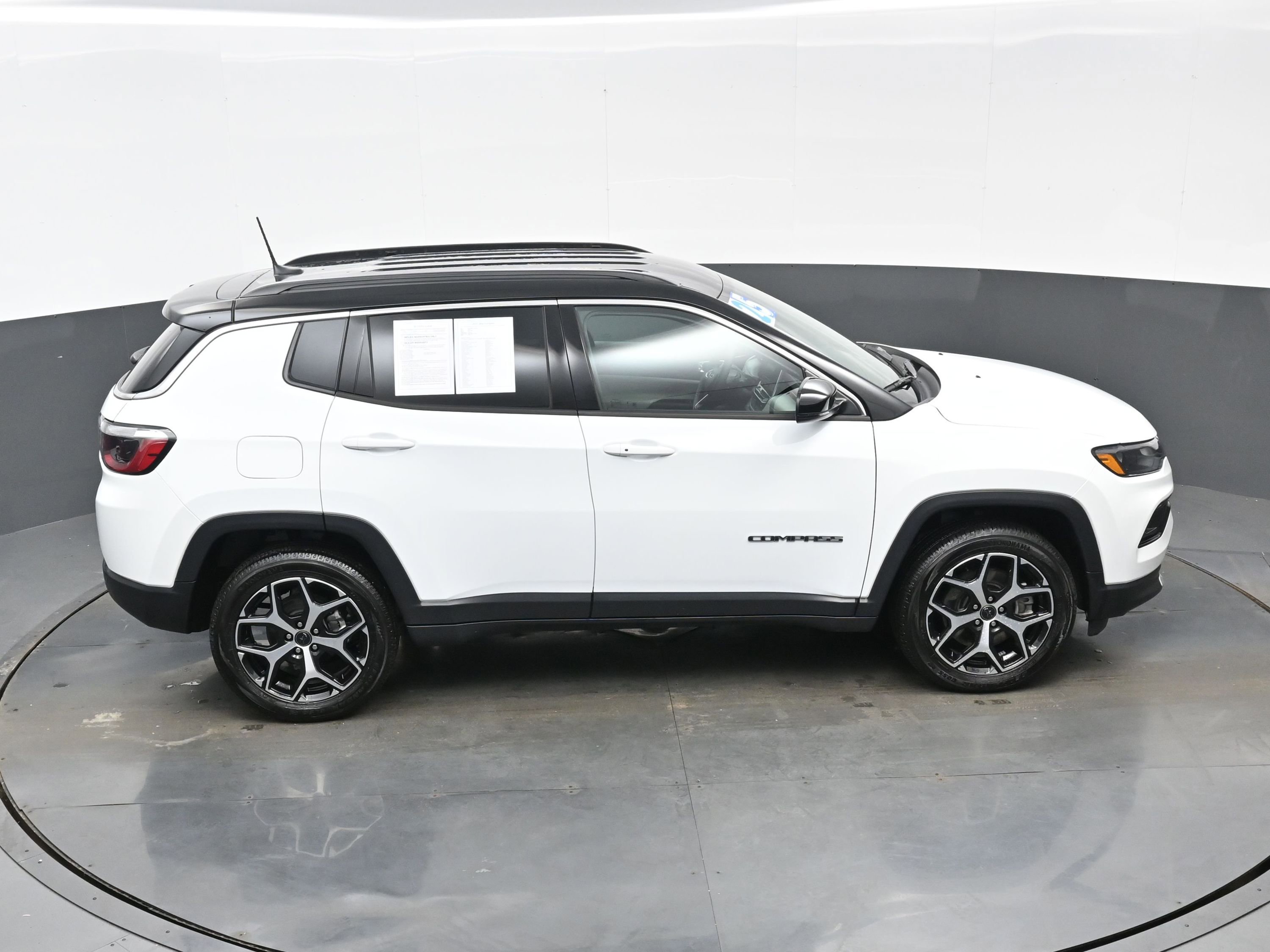 Used 2025 Jeep Compass Limited image 38