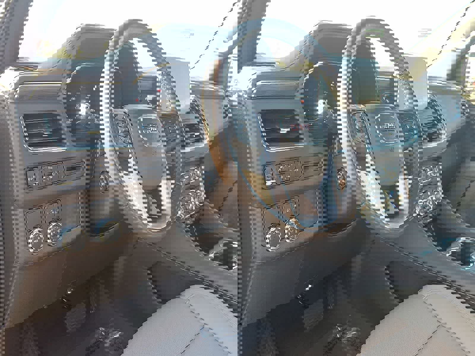 Used 2022 GMC Yukon XL SLT w/ SLT Luxury Package image 16