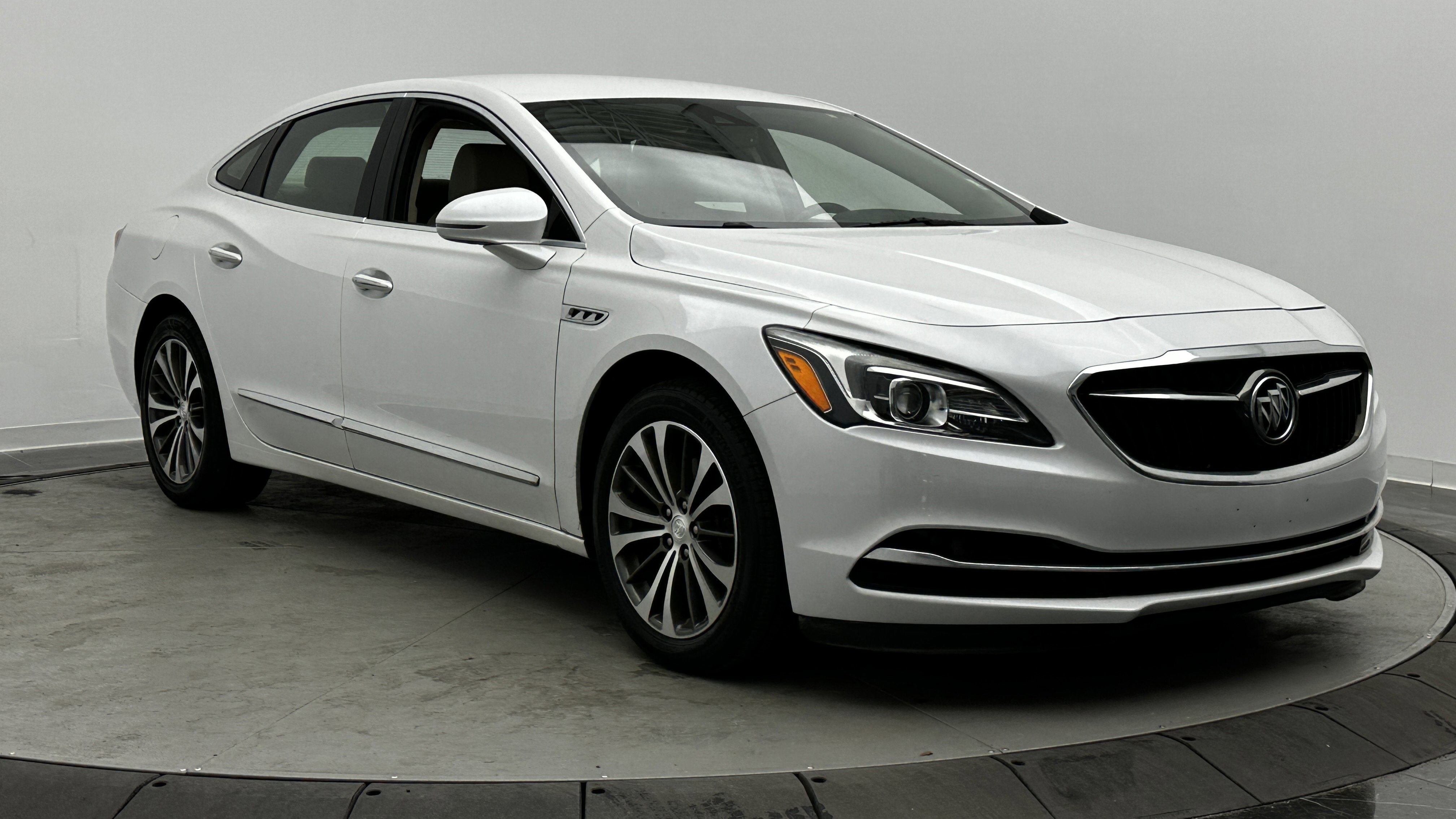 Used 2017 Buick LaCrosse Premium image 3