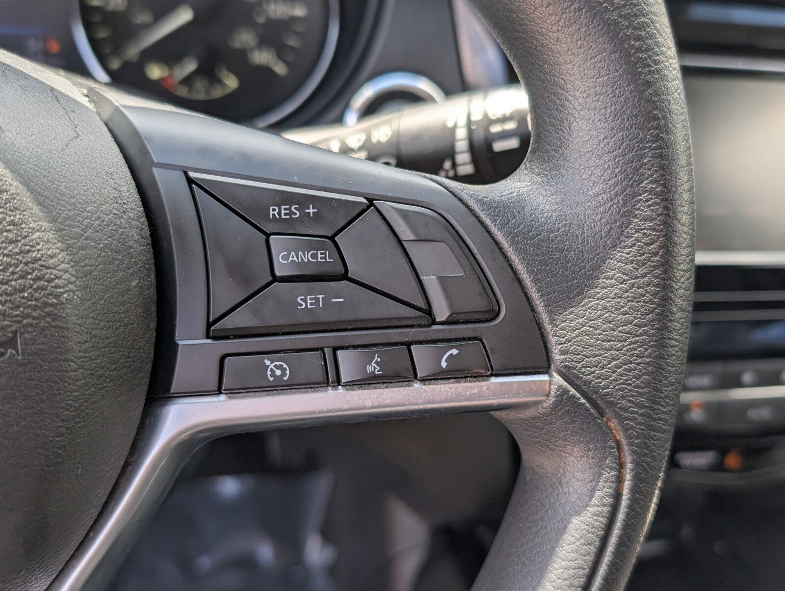 Used 2020 Nissan Rogue SV FWD image 32