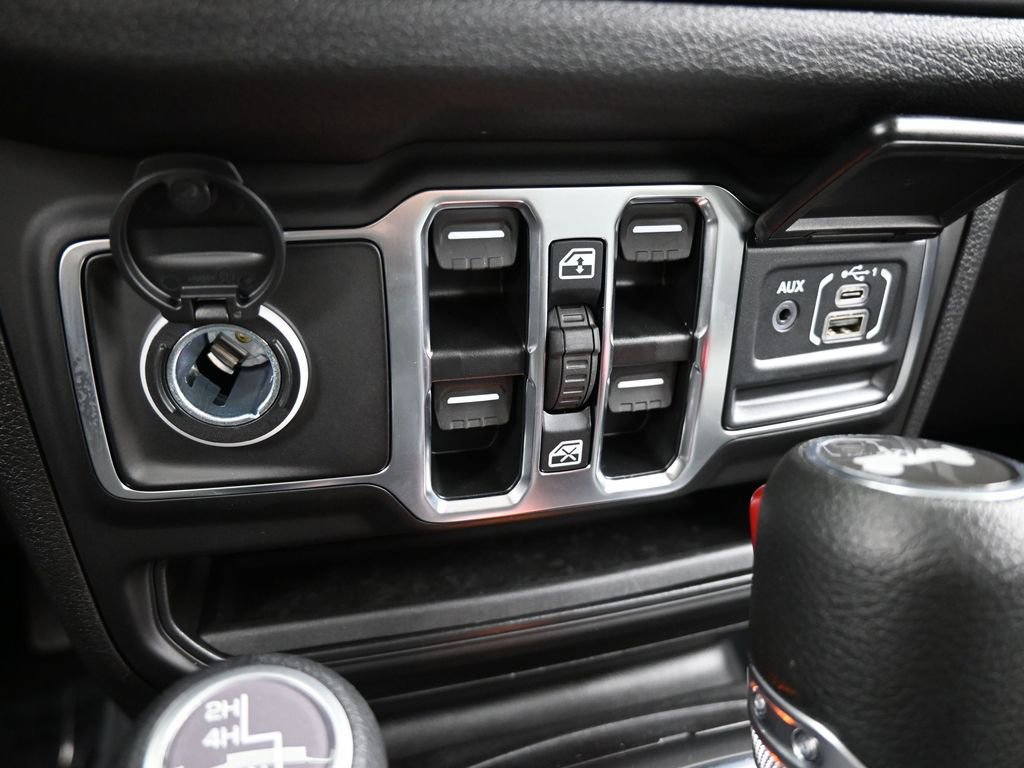 Used 2025 Jeep Wrangler Sport image 23