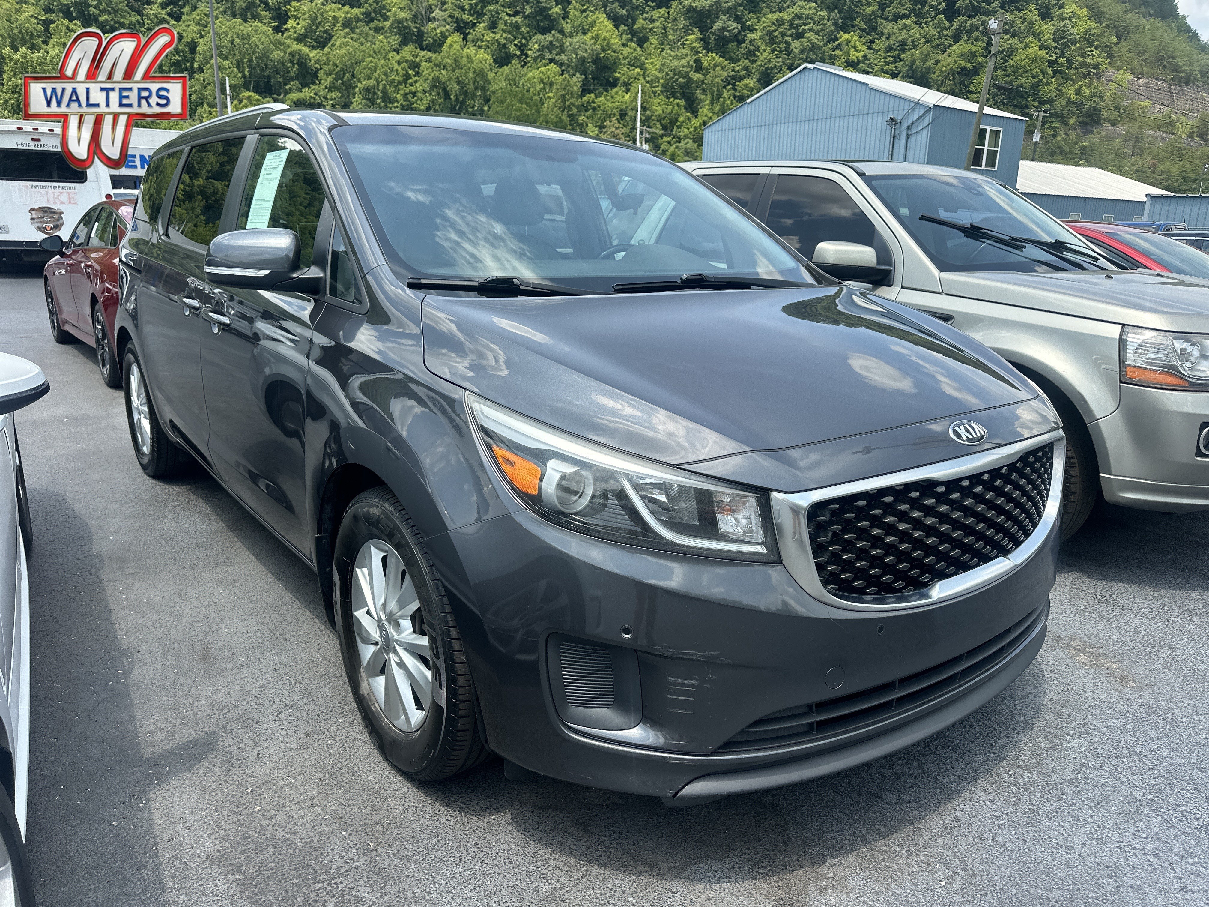 Used 2017 Kia Sedona LX w/ LX Essentials Premium Package FWD image 1