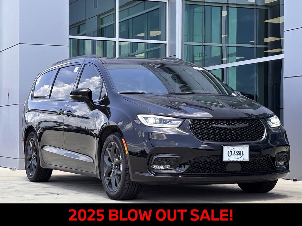 New 2025 Chrysler Pacifica Limited w/ Uconnect Theater Family Group FWD image 2