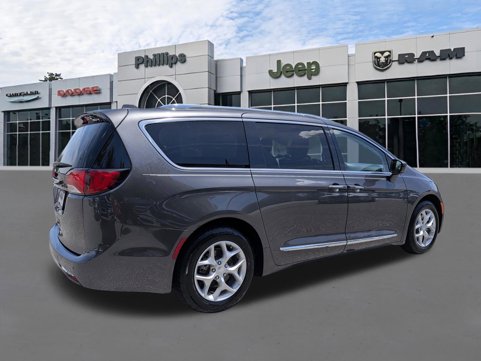 Used 2018 Chrysler Pacifica Touring-L Plus w/ Tire & Wheel Group FWD image 3