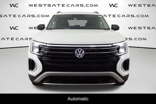 Used 2025 Volkswagen Atlas Peak Edition SE AWD/4WD image 2