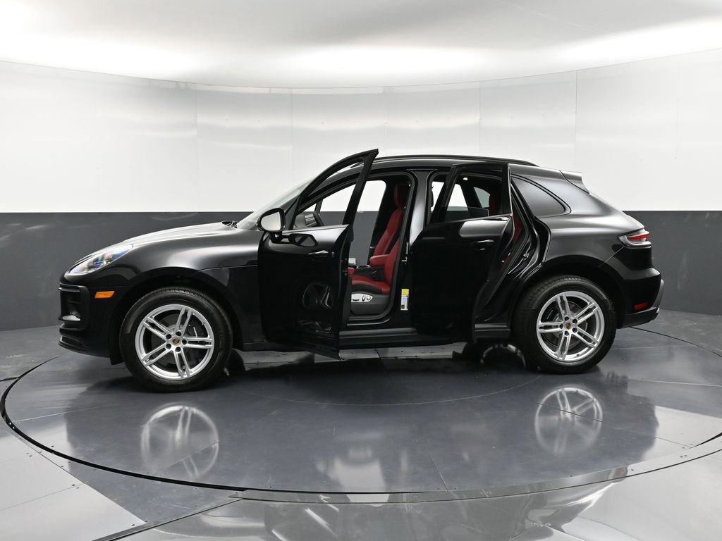 Certified 2025 Porsche Macan AWD/4WD image 36