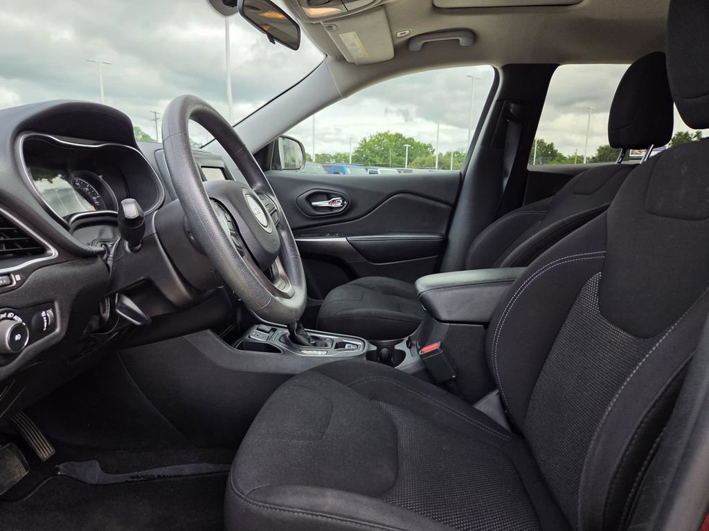 Used 2019 Jeep Cherokee Latitude w/ Popular Appearance Group FWD image 12