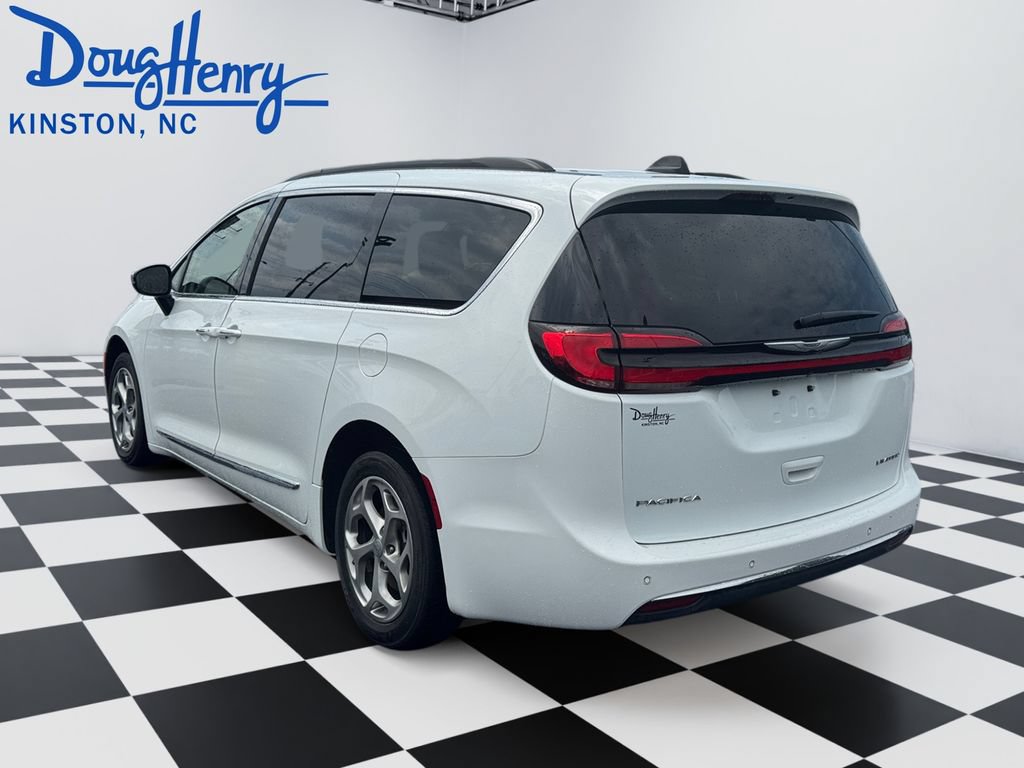 Used 2023 Chrysler Pacifica Limited FWD image 3