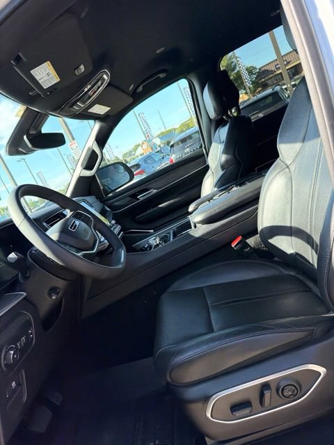 Used 2024 Jeep Wagoneer L Series II w/ Flexible Seating Group RWD image 12
