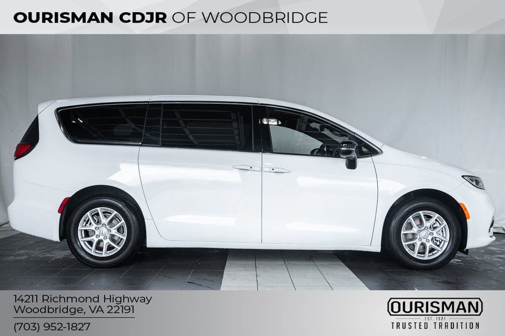 Used 2025 Chrysler Pacifica Select image 3
