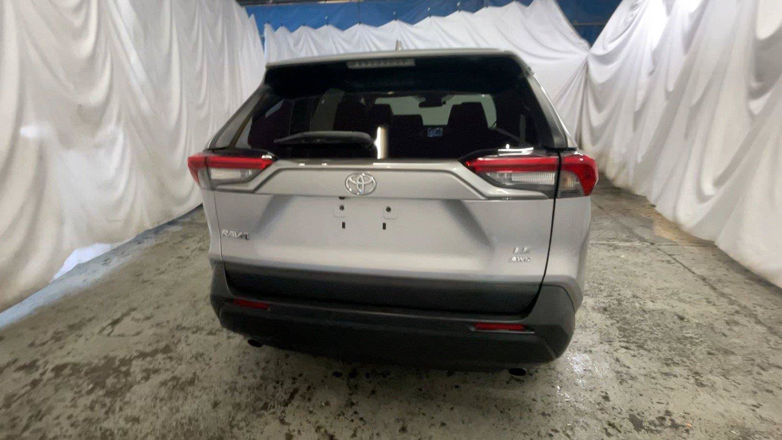 Used 2022 Toyota RAV4 LE AWD/4WD image 8