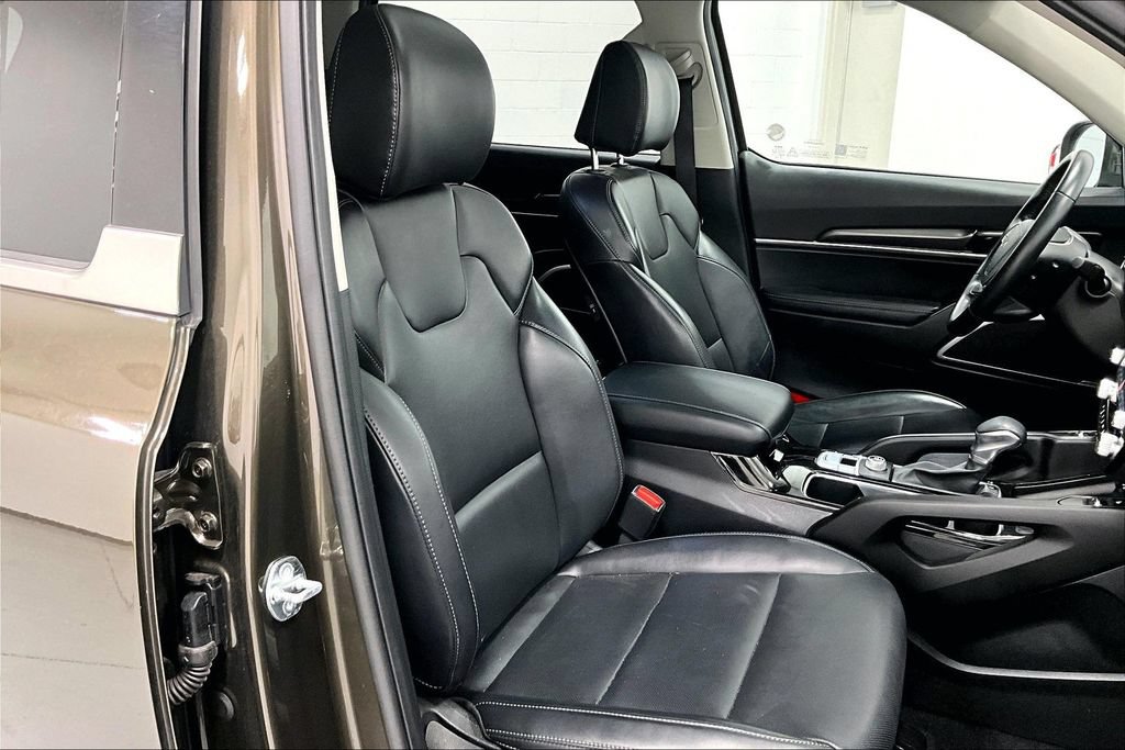 Used 2025 Kia Telluride S FWD image 9