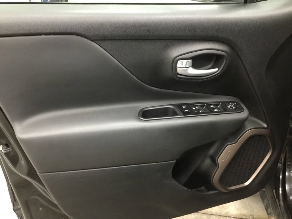 Used 2023 Jeep Renegade Latitude AWD/4WD image 8