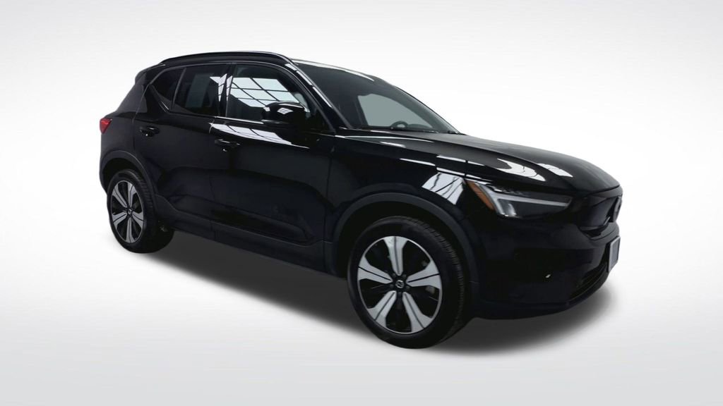 Used 2023 Volvo XC40 Recharge Core image 2