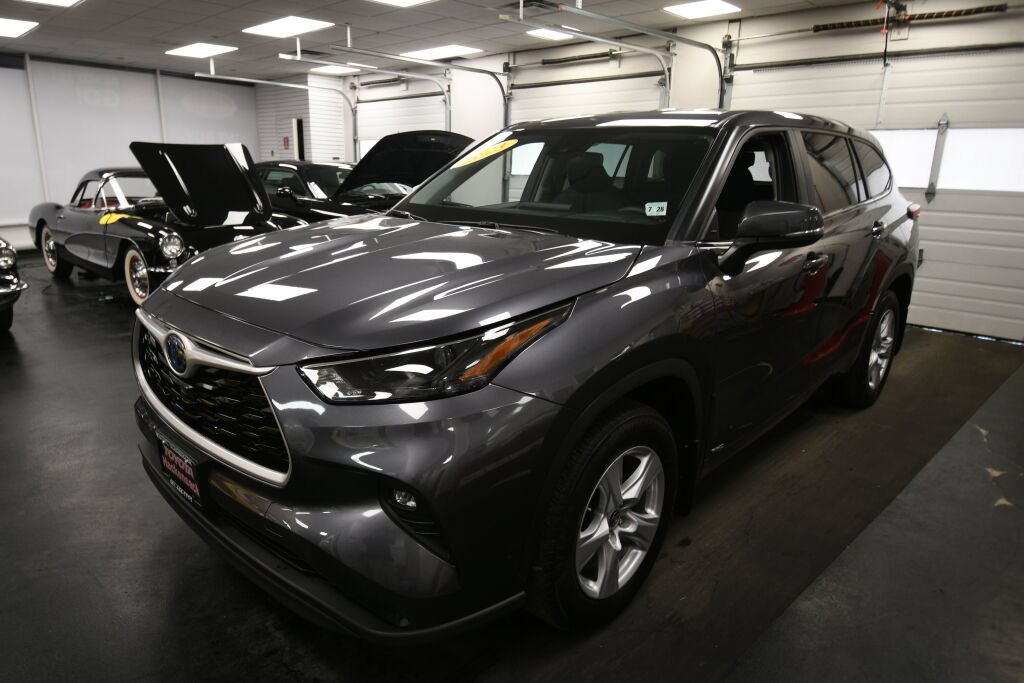 Used 2023 Toyota Highlander LE AWD/4WD image 4