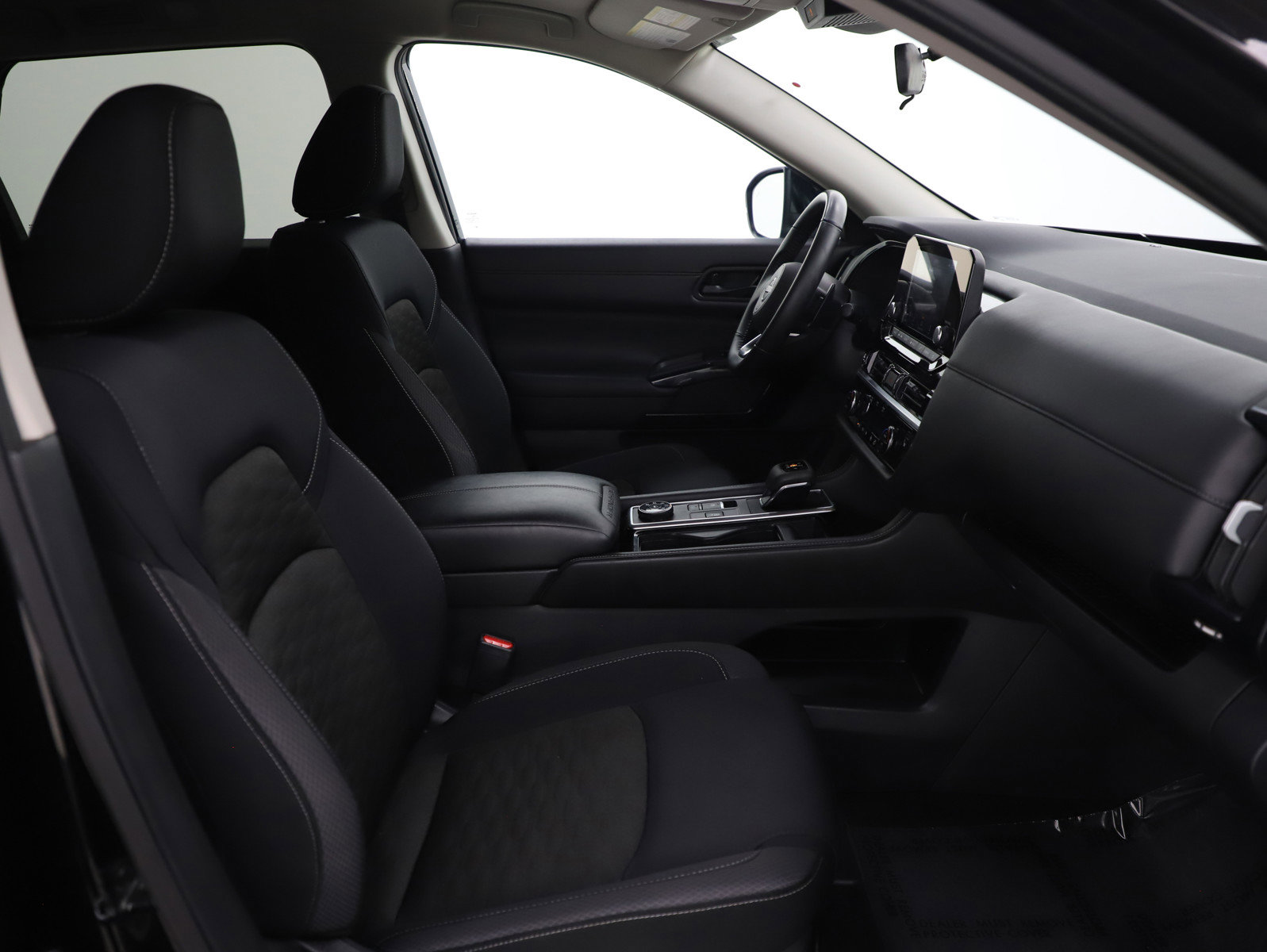 Used 2024 Nissan Pathfinder SV image 11