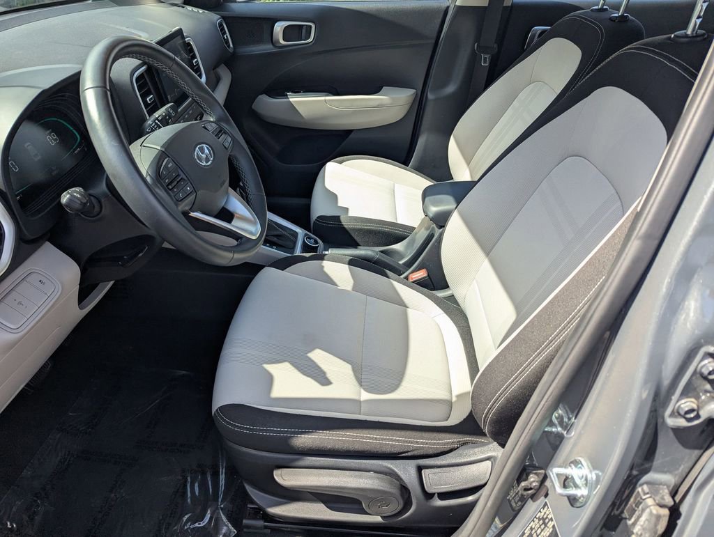 Used 2025 Hyundai Venue SEL FWD image 24