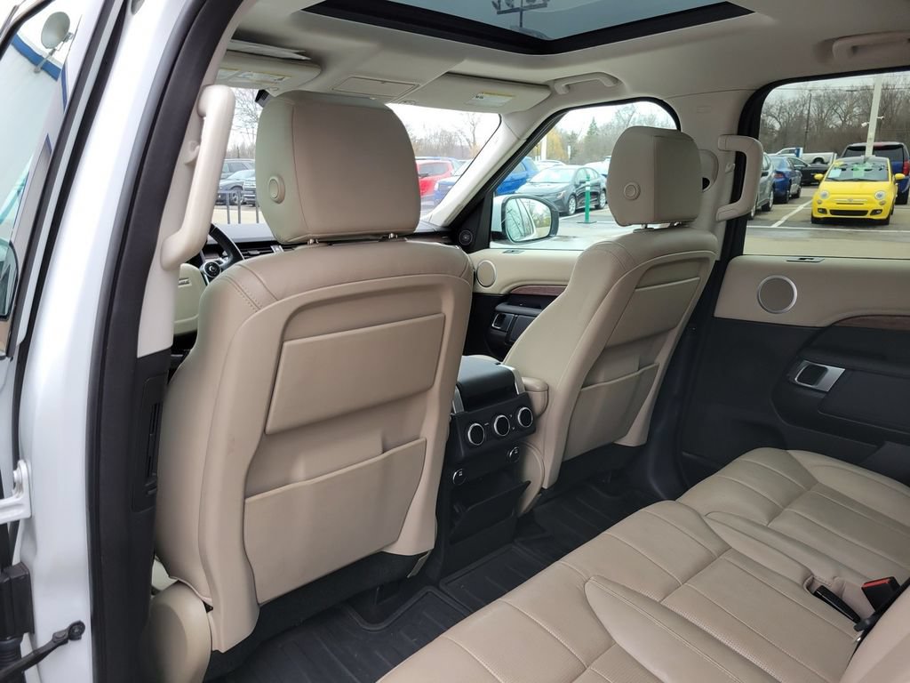 Used 2017 Land Rover Discovery HSE AWD/4WD image 24