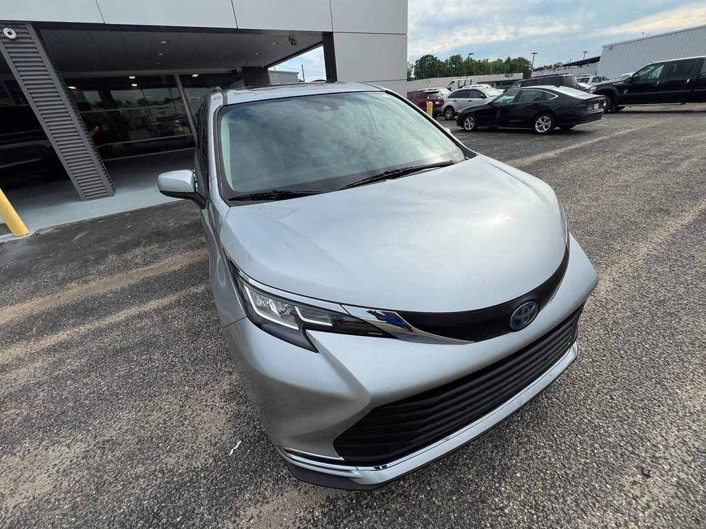 Used 2021 Toyota Sienna XLE FWD image 1