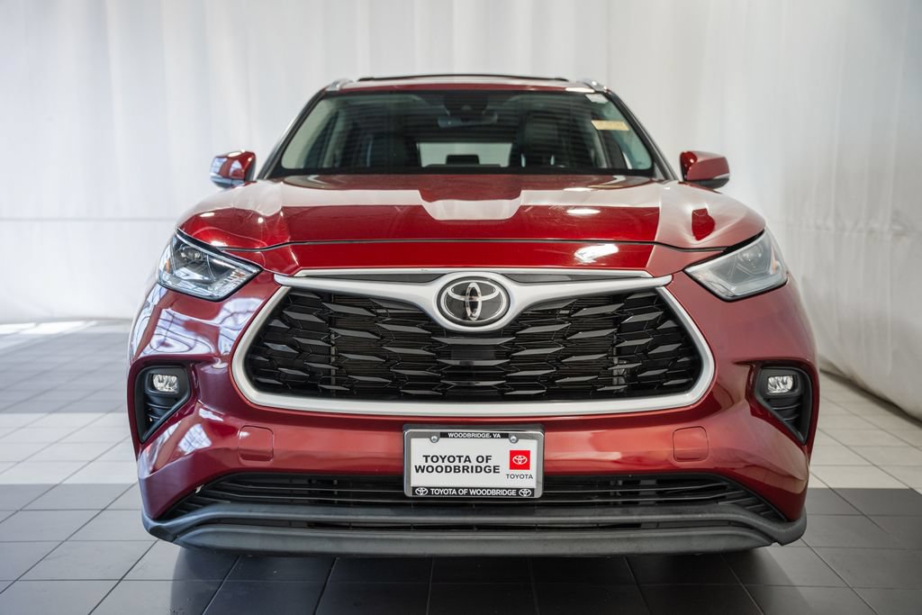 Used 2022 Toyota Highlander XLE AWD/4WD image 2