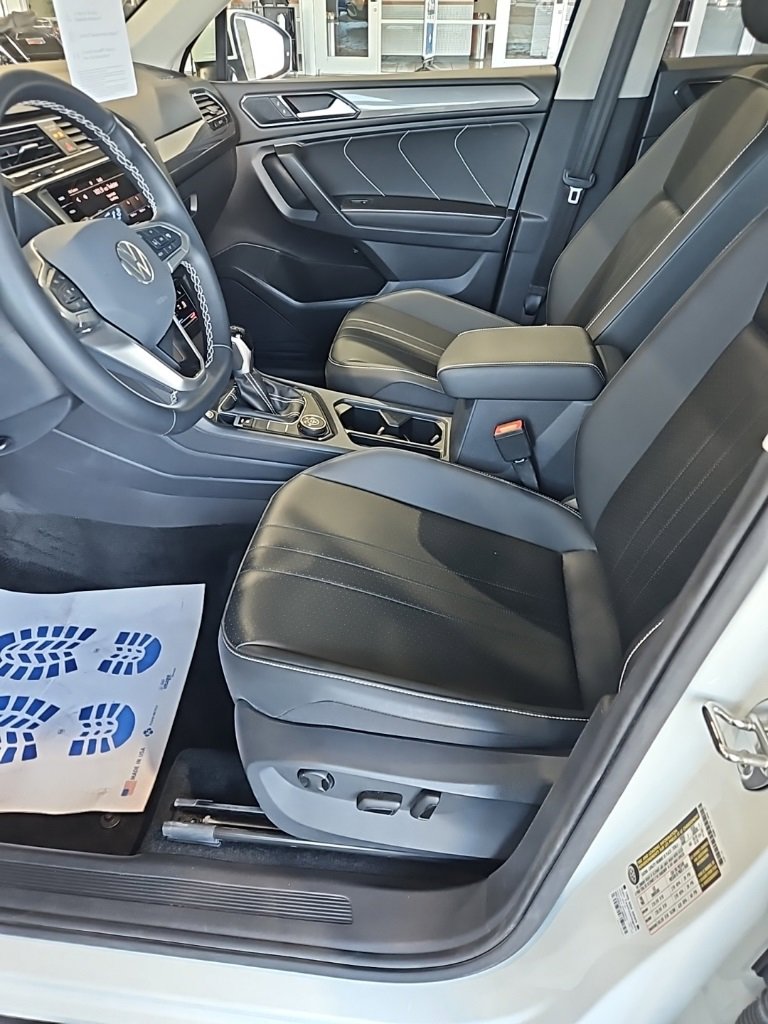 Used 2024 Volkswagen Tiguan SE w/ Panoramic Sunroof Package image 27