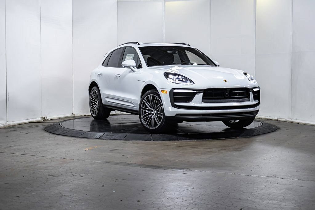 Certified 2025 Porsche Macan AWD/4WD image 9