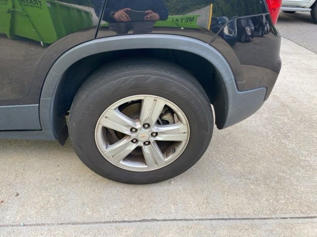 Used 2022 Chevrolet Trax LS w/ Tint and Cruise Package AWD/4WD image 27