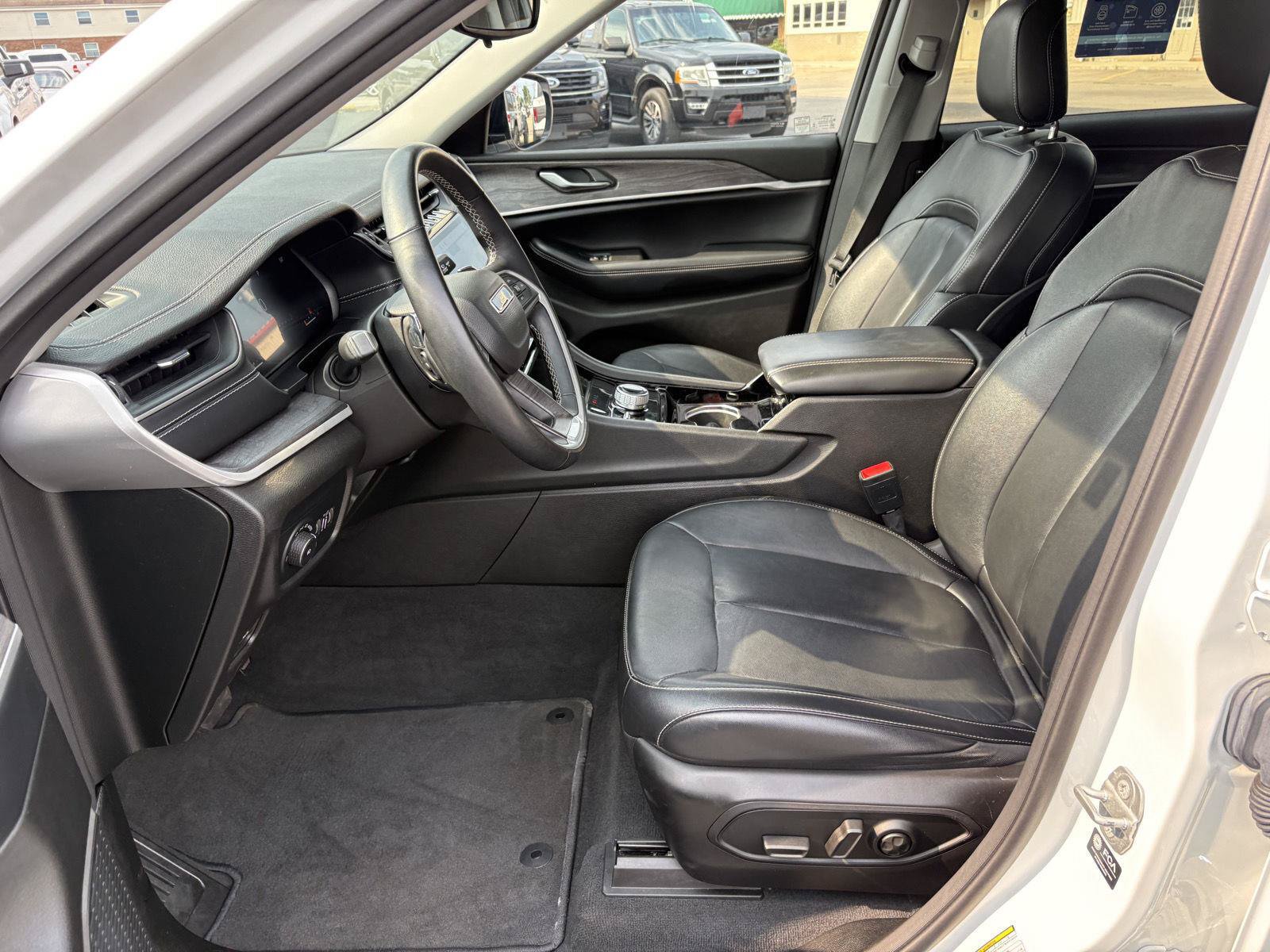 Used 2022 Jeep Grand Cherokee L Limited AWD/4WD image 4