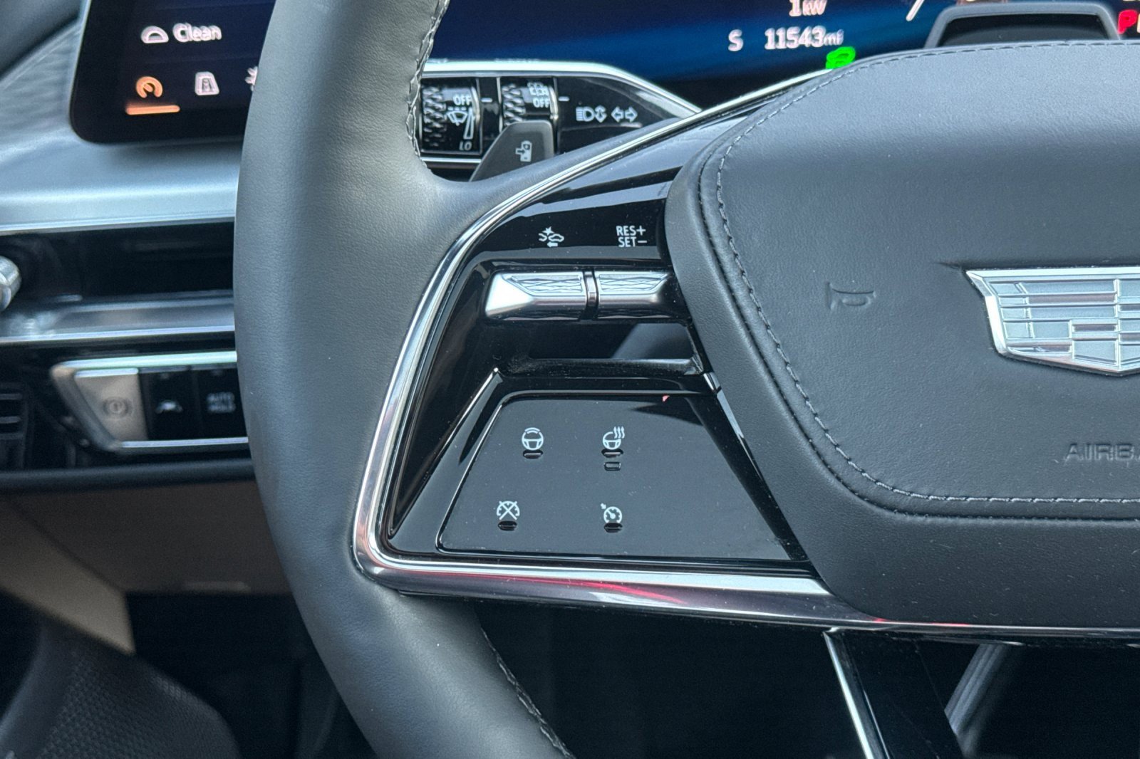 Certified 2025 Cadillac Lyriq Luxury w/ Nappa Leather Package image 32