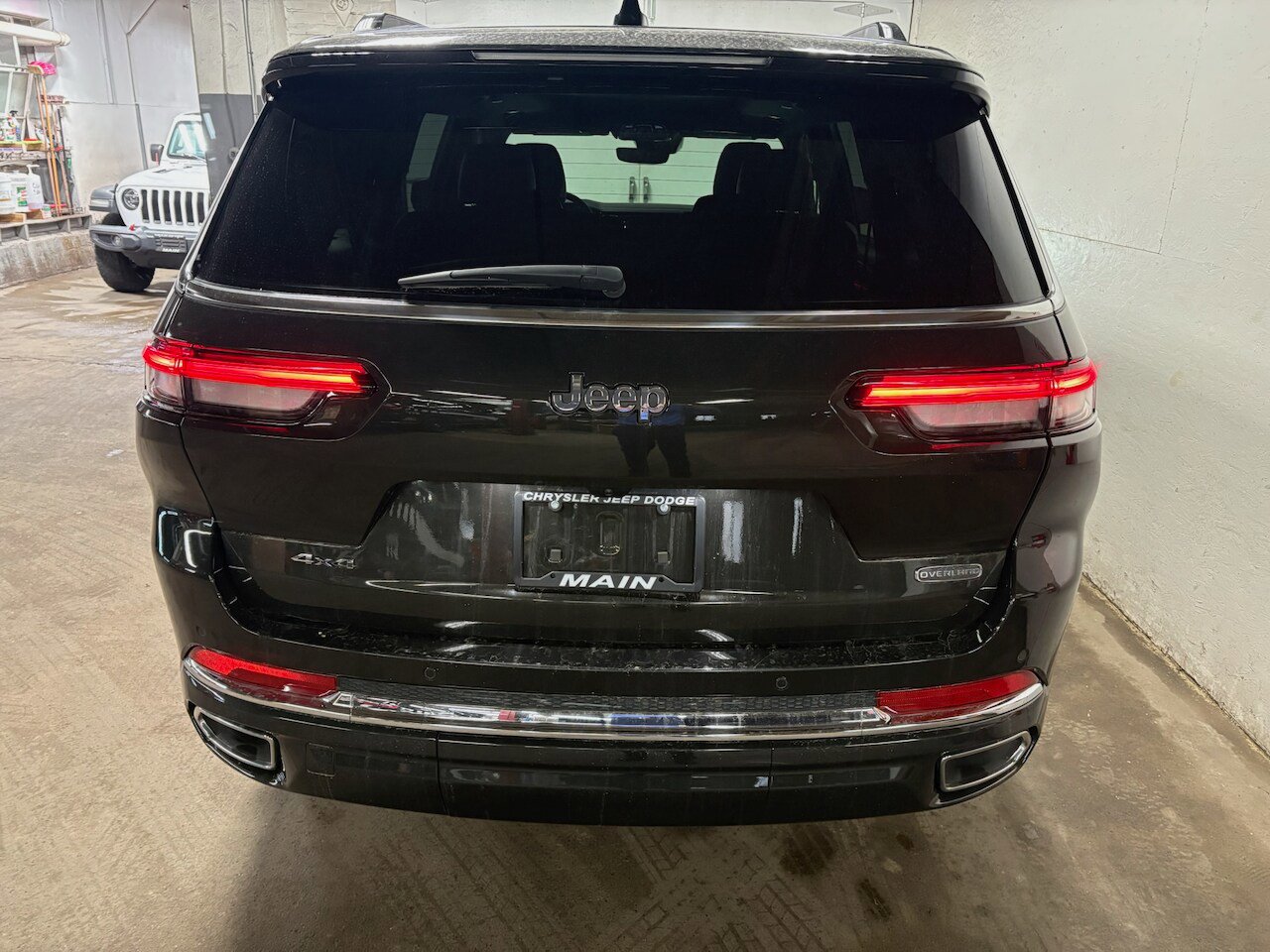 Used 2023 Jeep Grand Cherokee L Overland w/ MOPAR Finishing Package AWD/4WD image 8