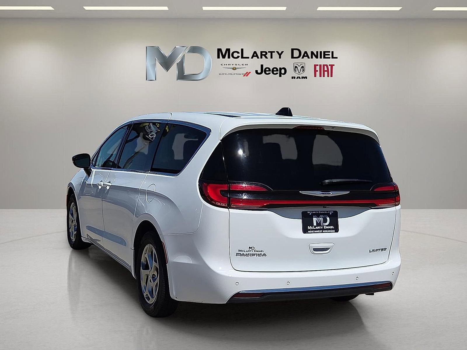 Used 2024 Chrysler Pacifica Limited FWD image 4