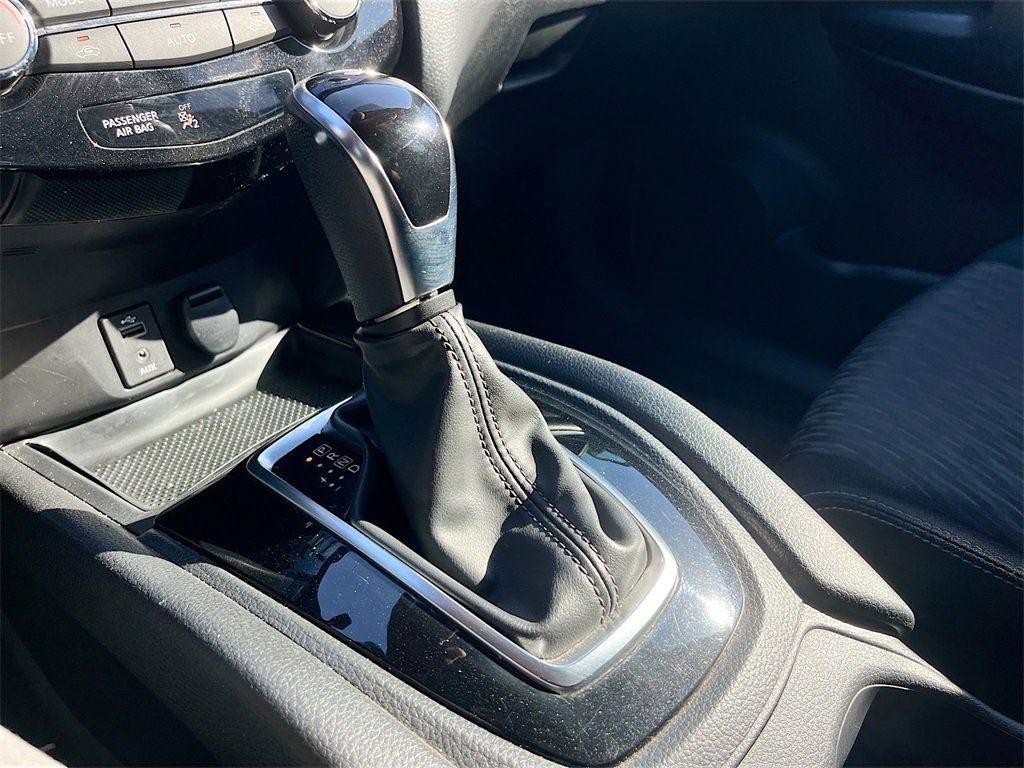 Used 2017 Nissan Rogue SV image 16