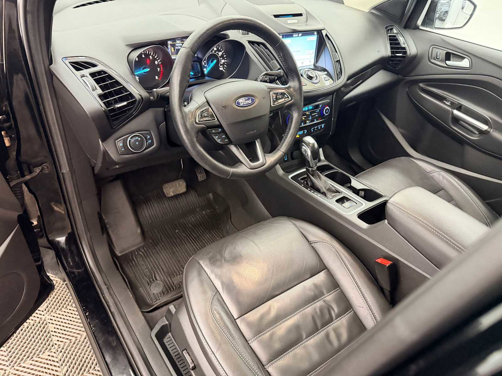 Used 2018 Ford Escape Titanium image 2