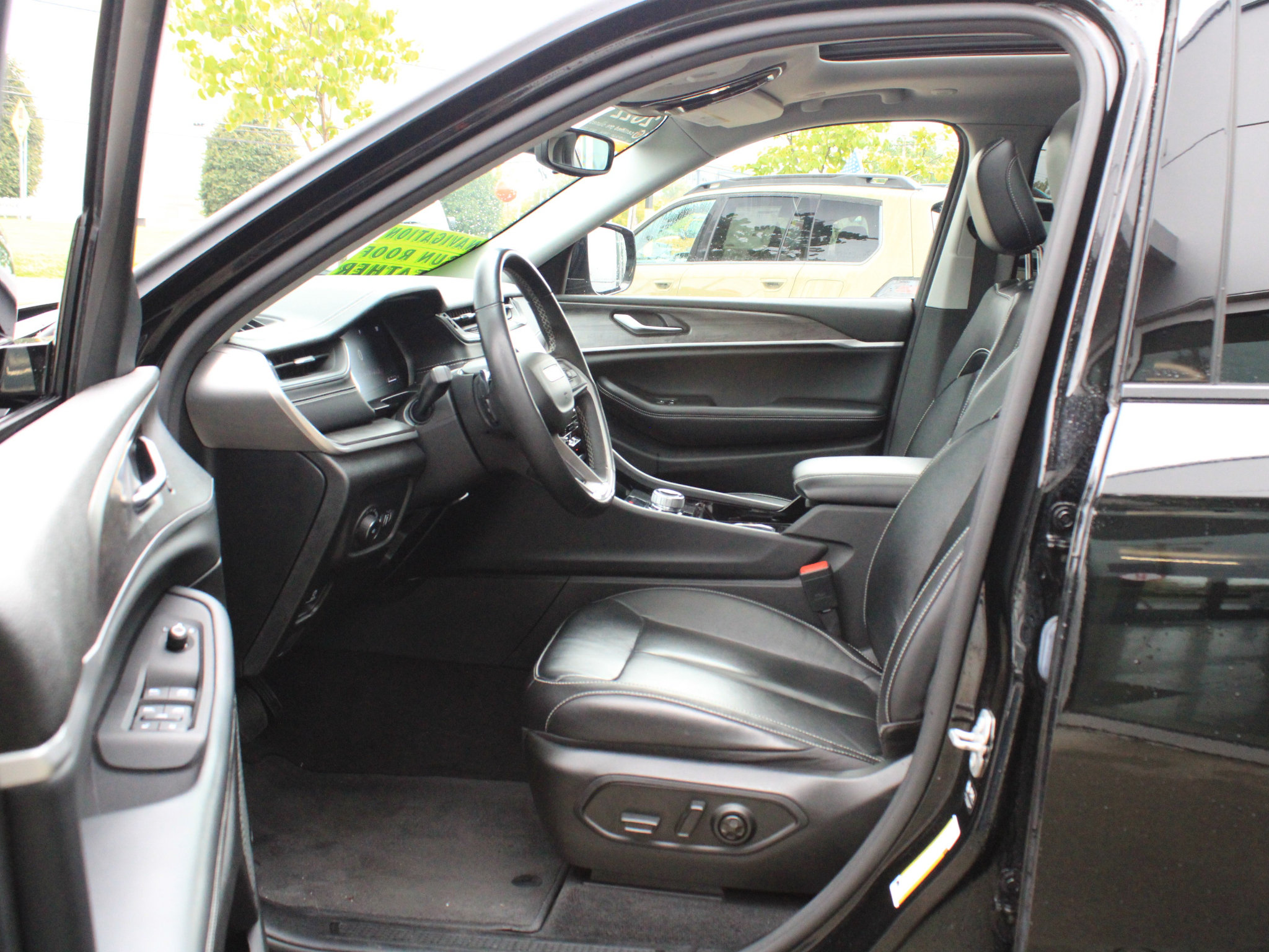Used 2022 Jeep Grand Cherokee L Limited w/ Black Appearance Package AWD/4WD image 11
