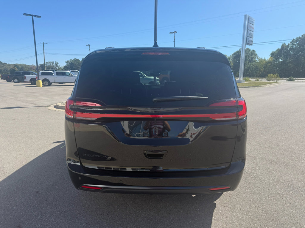 New 2026 Chrysler Pacifica Select image 4