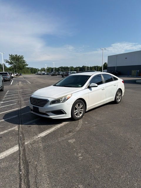 Used 2017 Hyundai Sonata SE FWD image 2