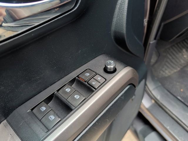 Used 2016 Toyota Tacoma Limited w/ Towing Package image 17