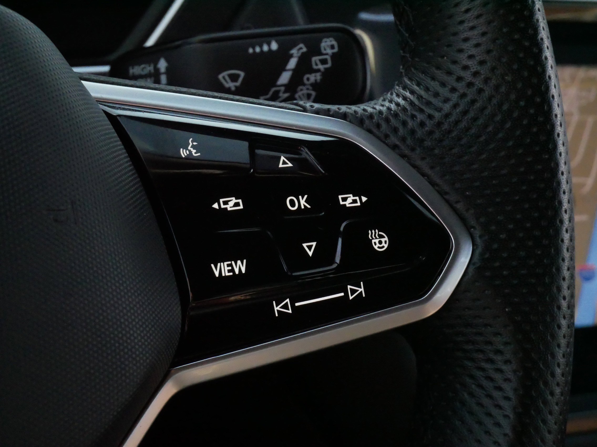 Used 2024 Volkswagen Tiguan SEL R-Line image 25