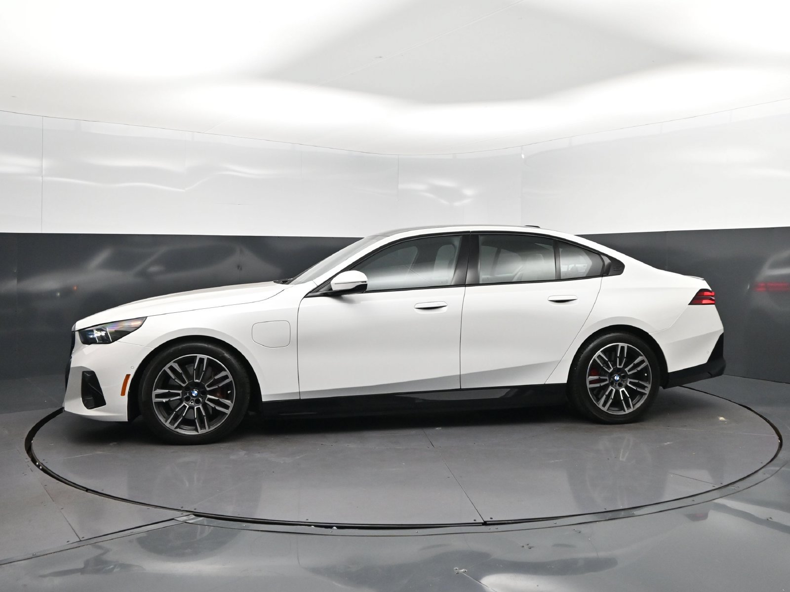 Used 2026 BMW 550e xDrive w/ Premium Package AWD/4WD image 7