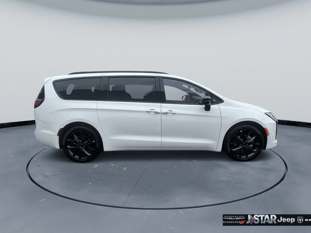 New 2027 Chrysler Pacifica Limited FWD image 4