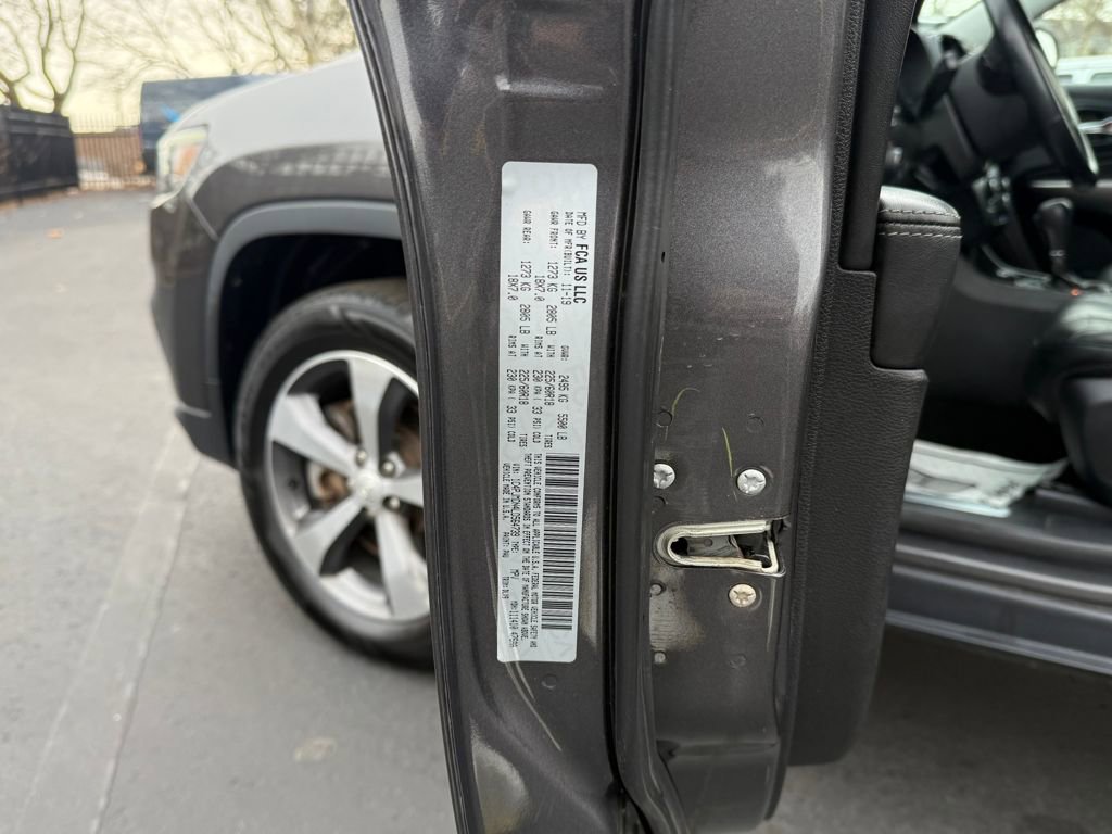 Used 2020 Jeep Cherokee Limited image 27