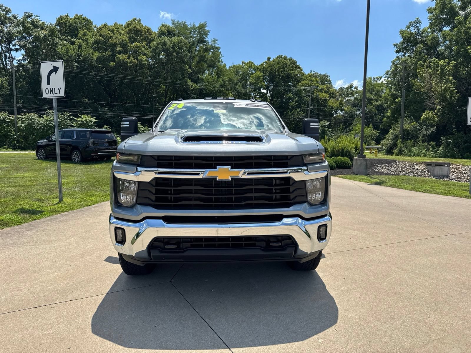 Used 2024 Chevrolet Silverado 2500 LT w/ Convenience Package AWD/4WD image 2