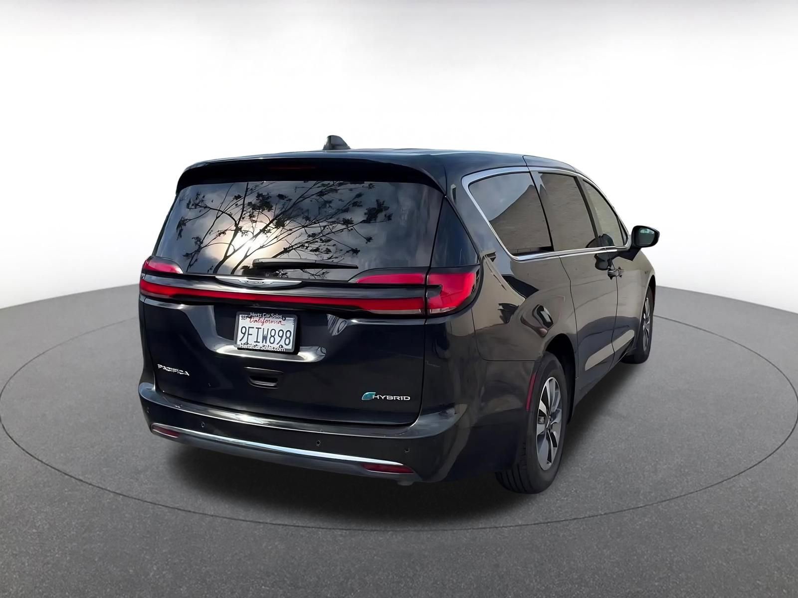 Used 2023 Chrysler Pacifica Touring-L image 14