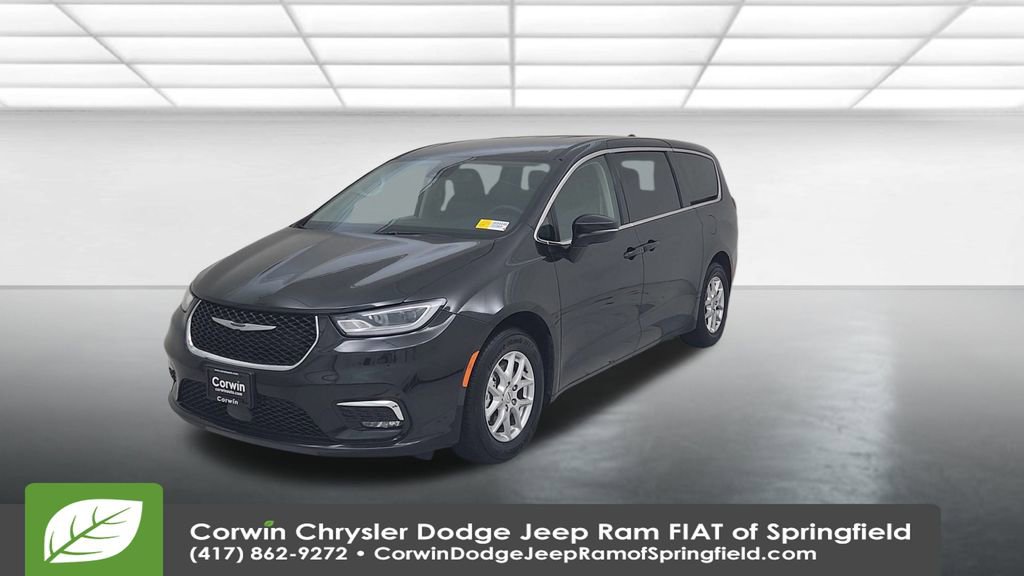 Used 2023 Chrysler Pacifica Touring-L image 6