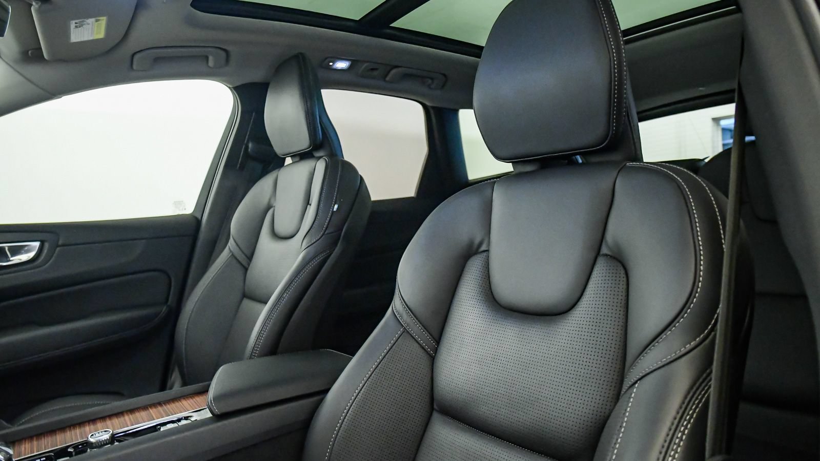 Certified 2024 Volvo XC60 T8 Ultimate w/ Protection Package Premier AWD/4WD image 18